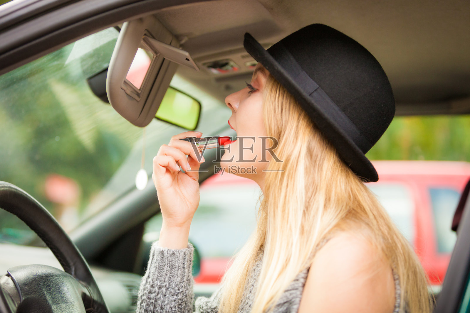 年轻女人在车内涂口红照片摄影图片