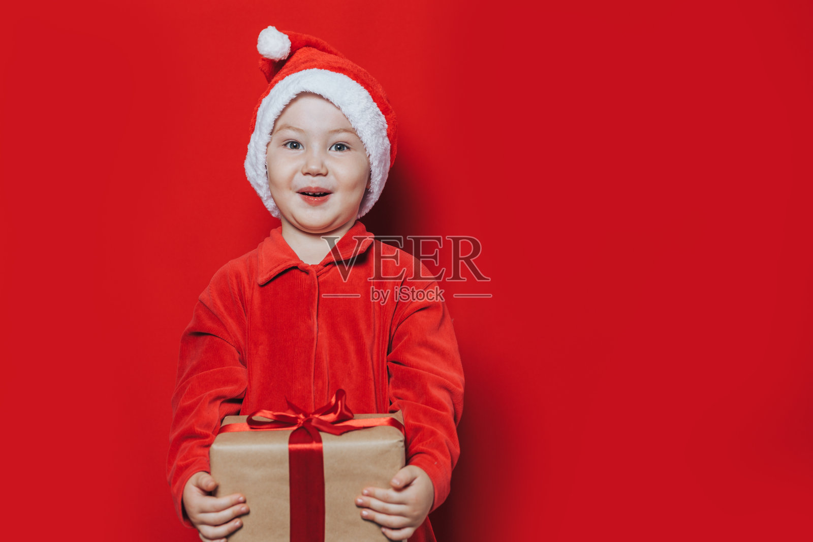 小男孩拿着圣诞礼物照片摄影图片