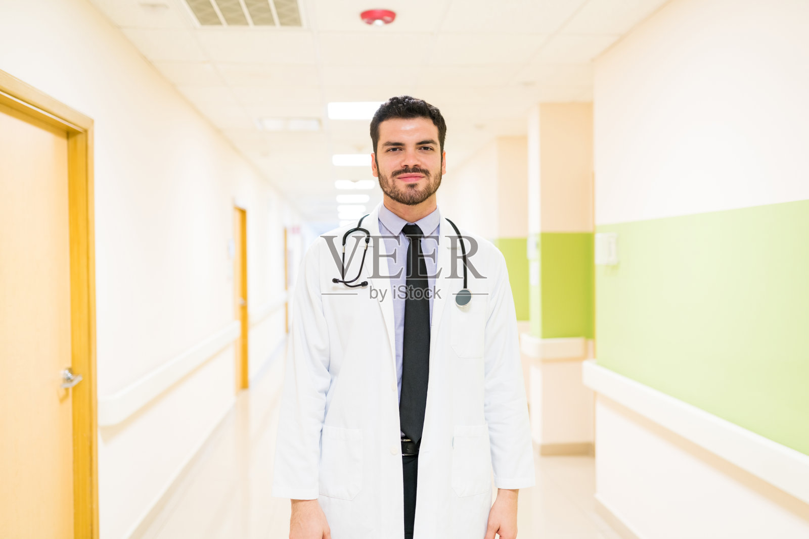 英俊的男医生在实验室站在医院照片摄影图片