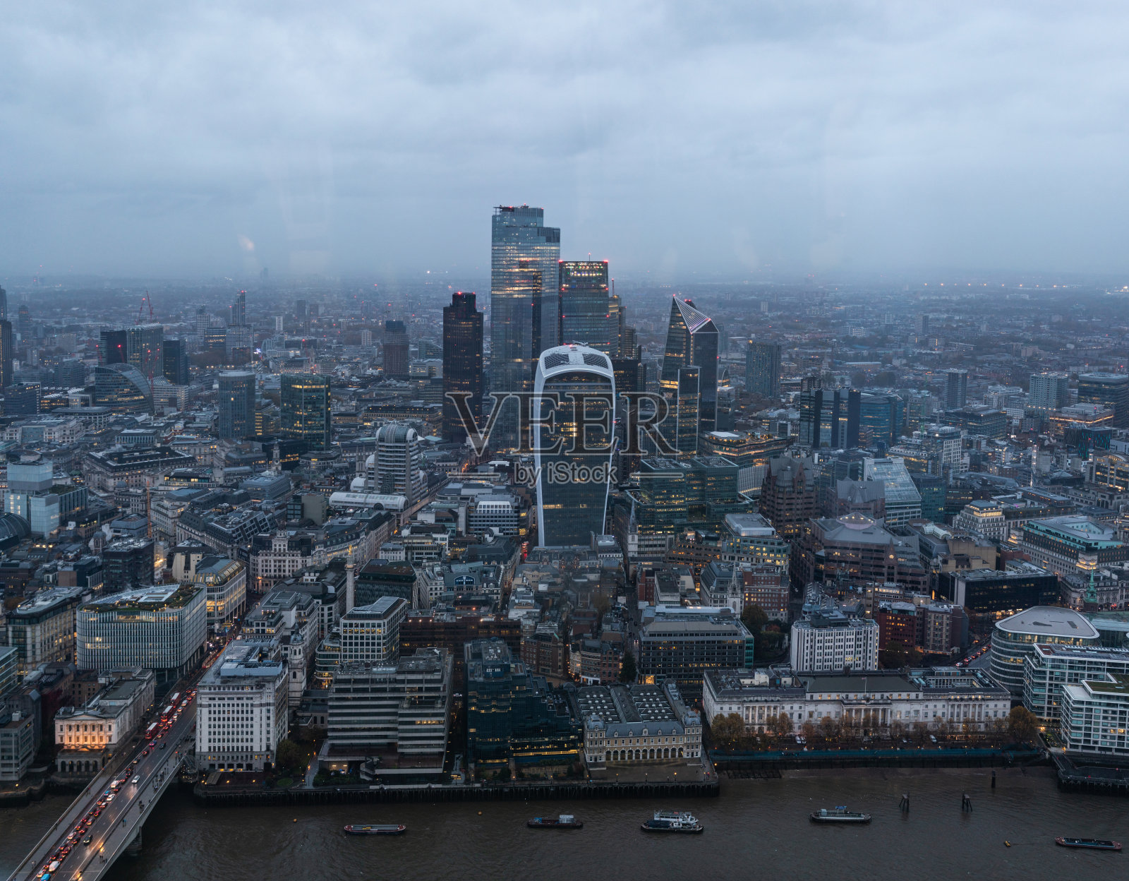 塔桥和金丝雀码头夜景鸟瞰图照片摄影图片