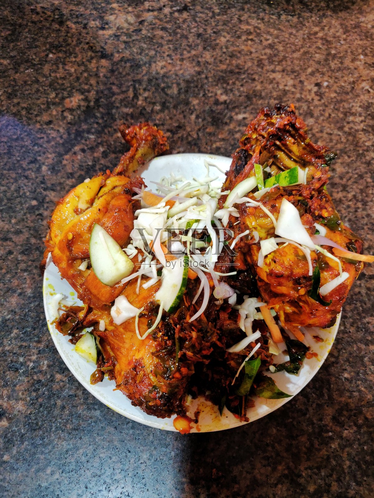 印式炸鸡放在盘子里。照片摄影图片