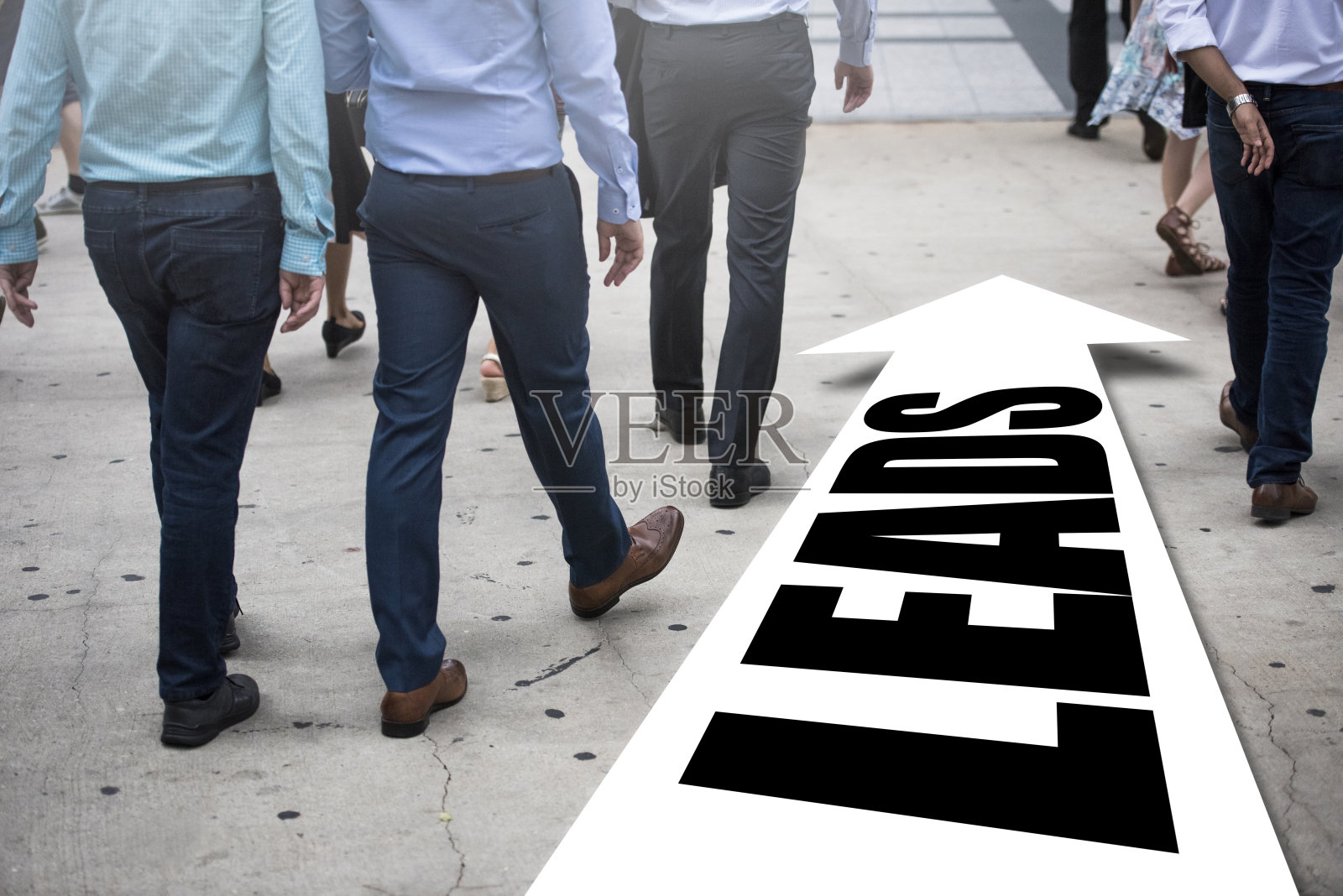 商人遵循正确的方式——领导/箭头概念照片摄影图片