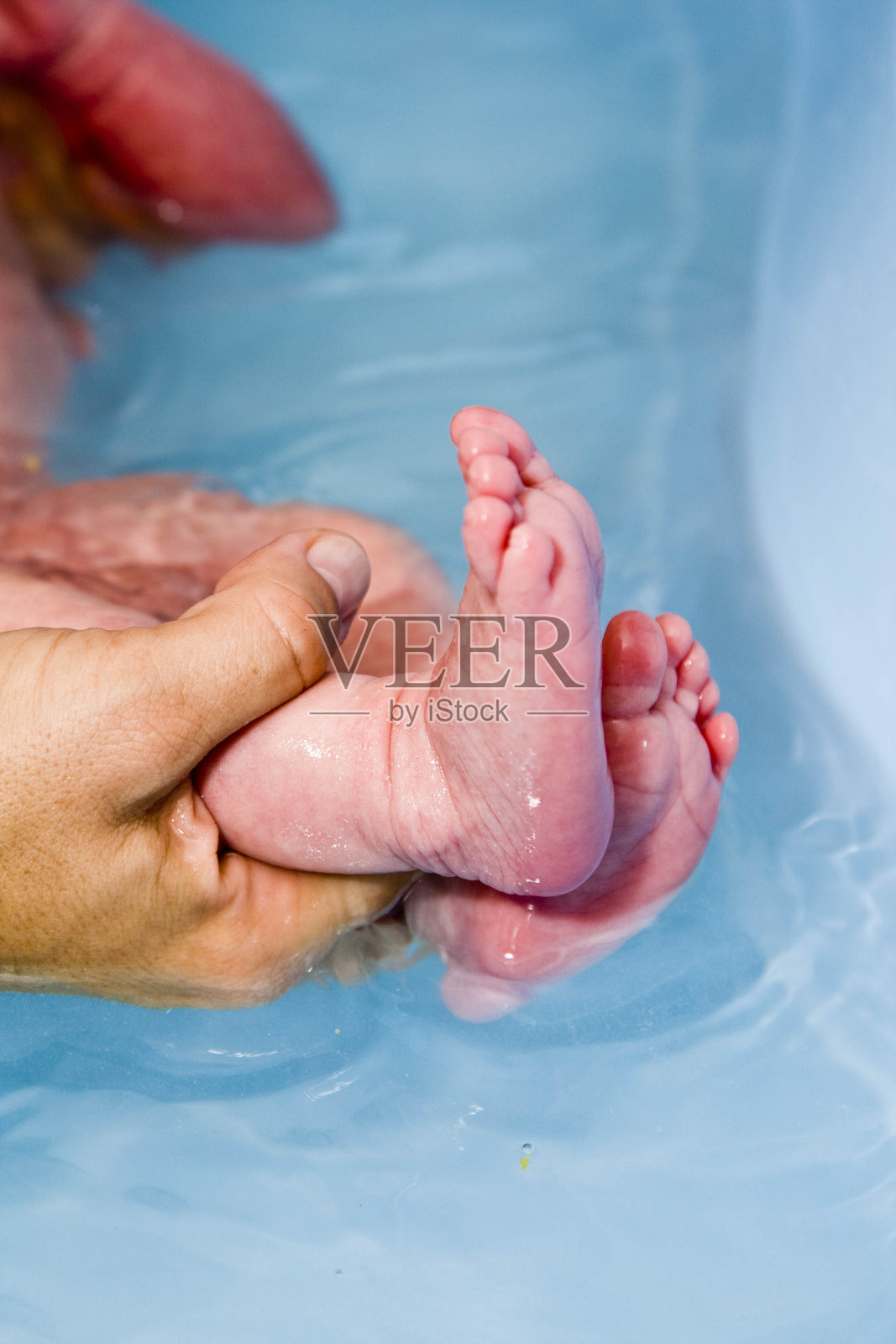 新生儿的第一次洗澡照片摄影图片