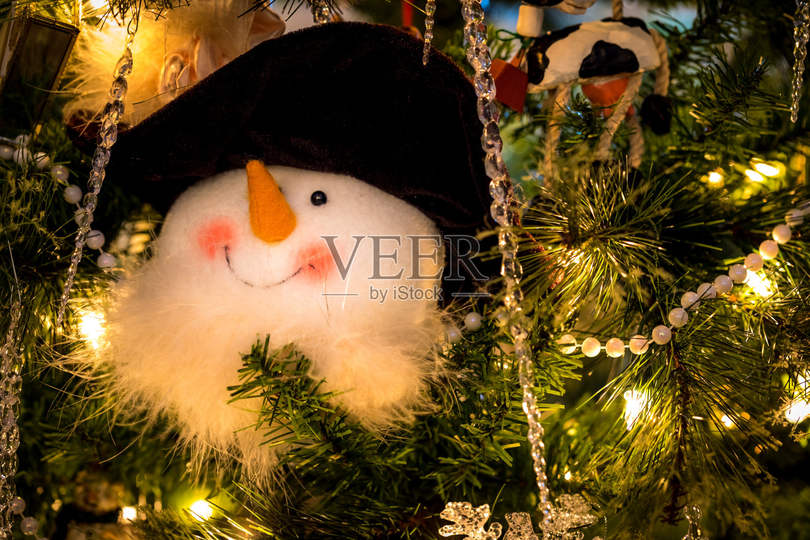 美丽多彩的圣诞树装饰。照片摄影图片