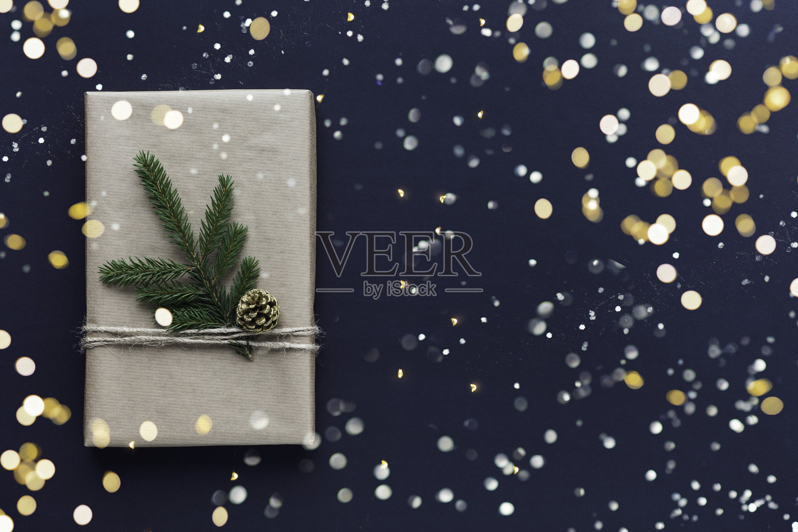 零浪费圣诞概念-圣诞礼物包装在牛皮纸和自然装饰周围。俯视图圣诞照片照片摄影图片