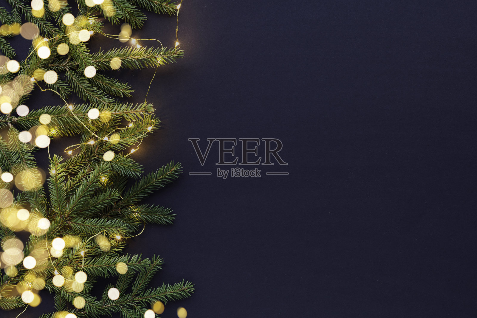 圣诞作文在黑色的背景-美丽的自然装饰和复制空间为您的问候或文字照片摄影图片