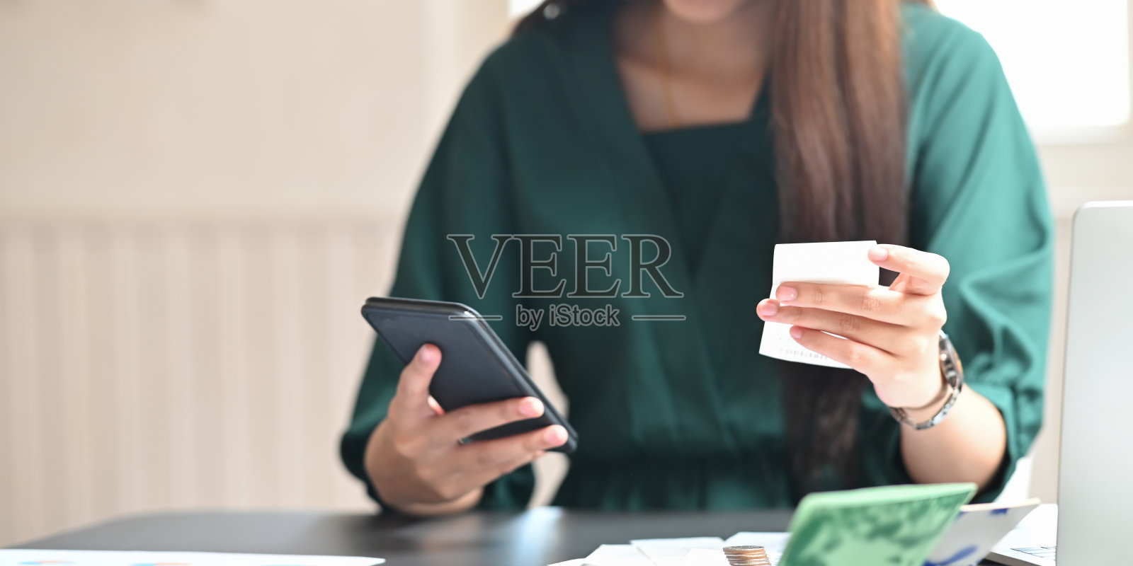 裁枪女用财务来算。照片摄影图片