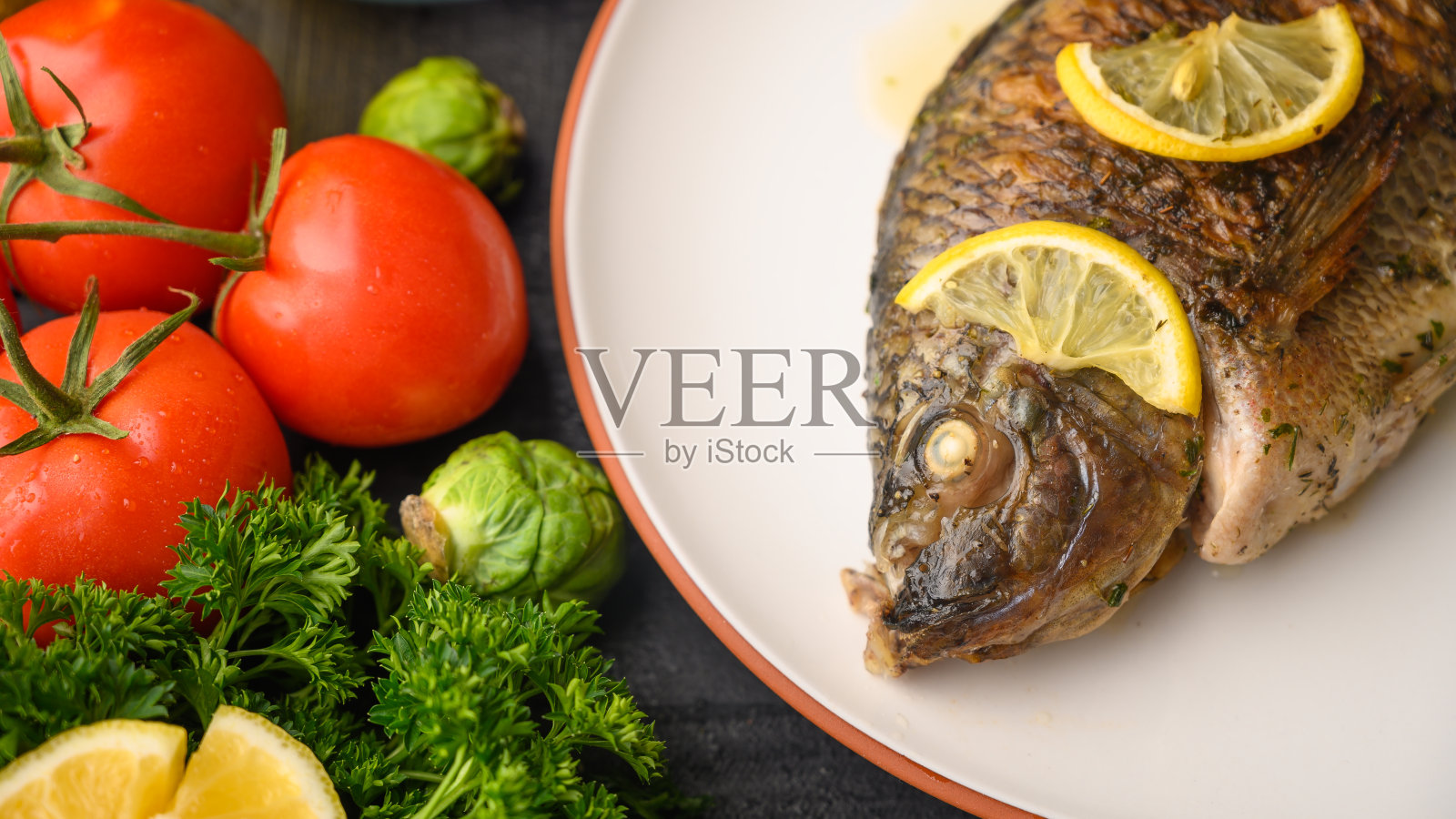 准备好的鱼和蔬菜。烹饪食谱,餐饮业务,烹饪食谱照片摄影图片