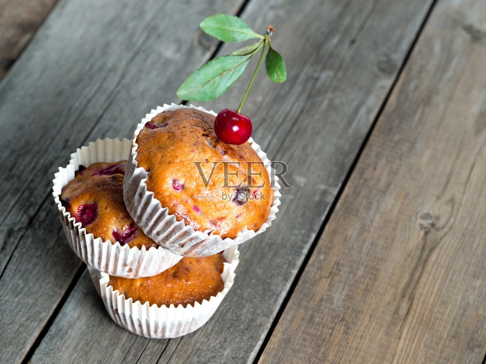 乡村餐桌上的新鲜烤樱桃松饼照片摄影图片