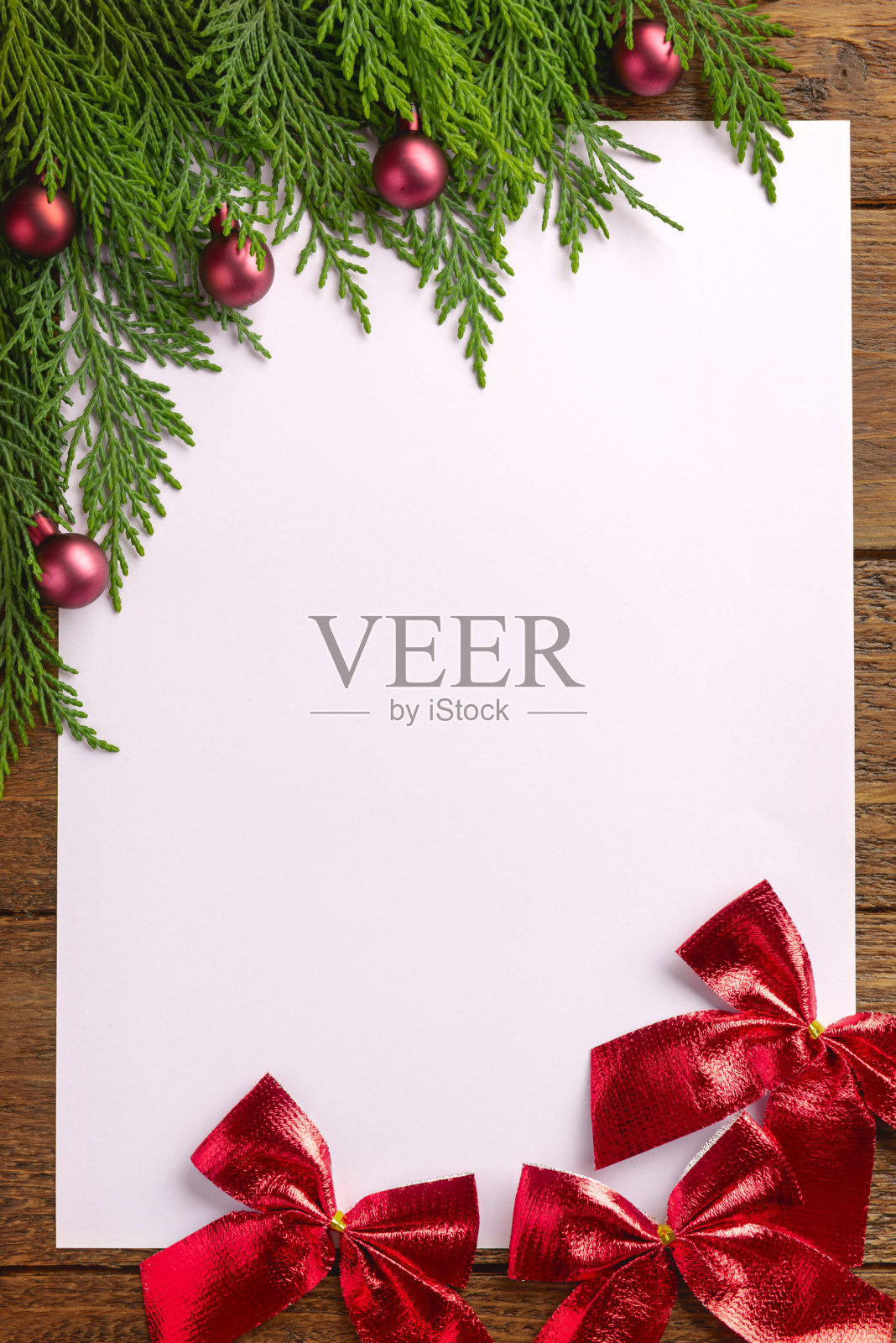 节日圣诞卡与冷杉树和节日装饰球,星星在木材背景。圣诞横幅模板,票,传单,卡片,请帖,海报照片摄影图片