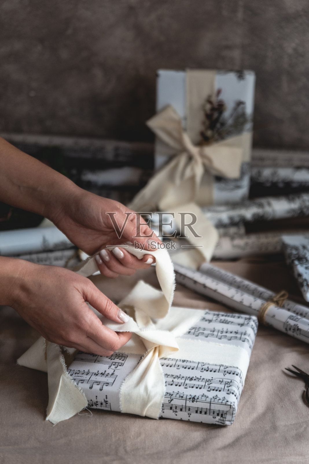 手包装时尚的礼品盒。照片摄影图片