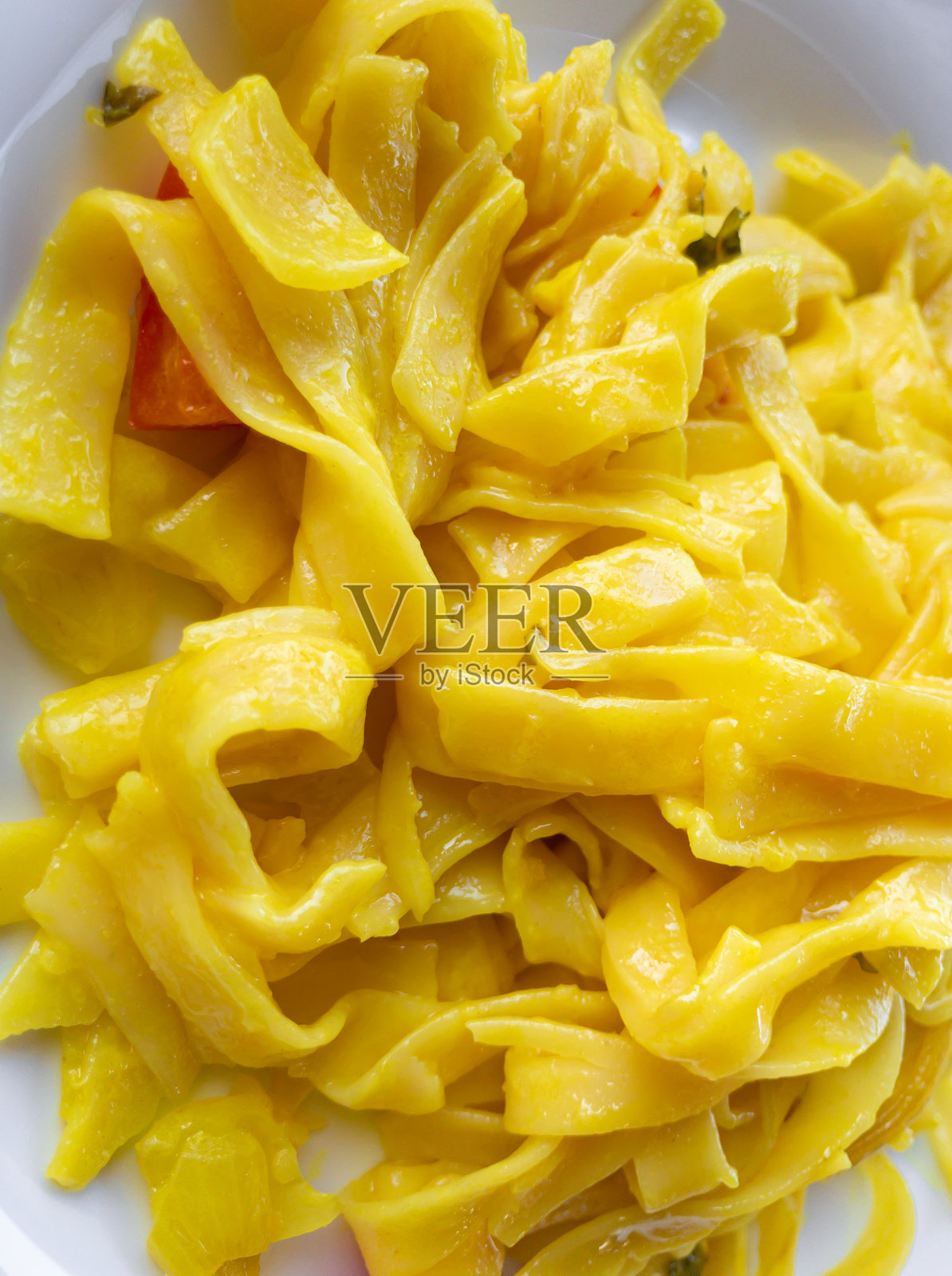 俯视图上的白色盘子满是用奶油香肠煮的意大利面照片摄影图片