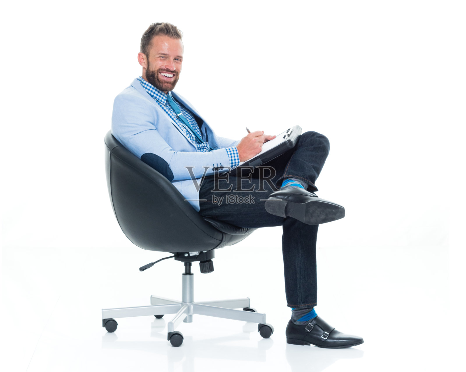 全身/一人/一人/侧视/侧视/侧视30-39岁的成年英俊的人白人男性/年轻人商人/商人坐/休息谁是微笑/快乐/愉快照片摄影图片