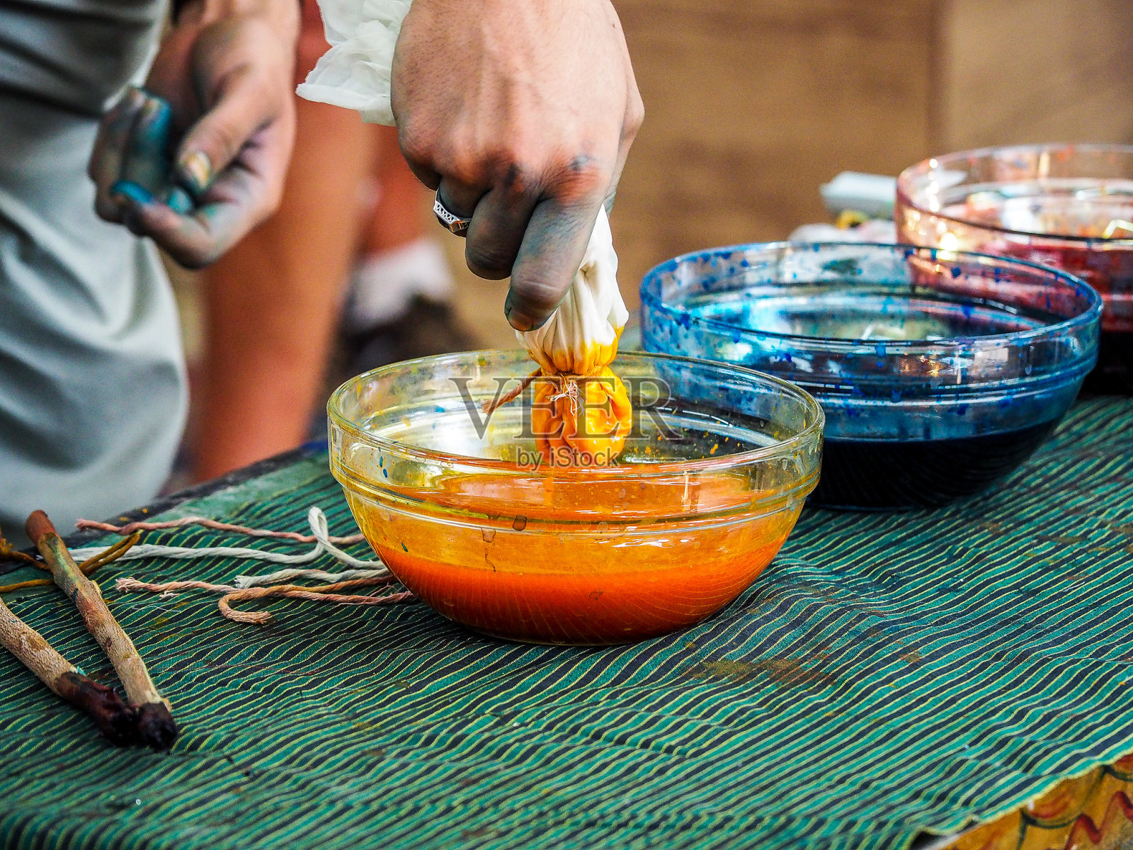 乌兹别克斯坦马吉兰的丝绸工厂照片摄影图片