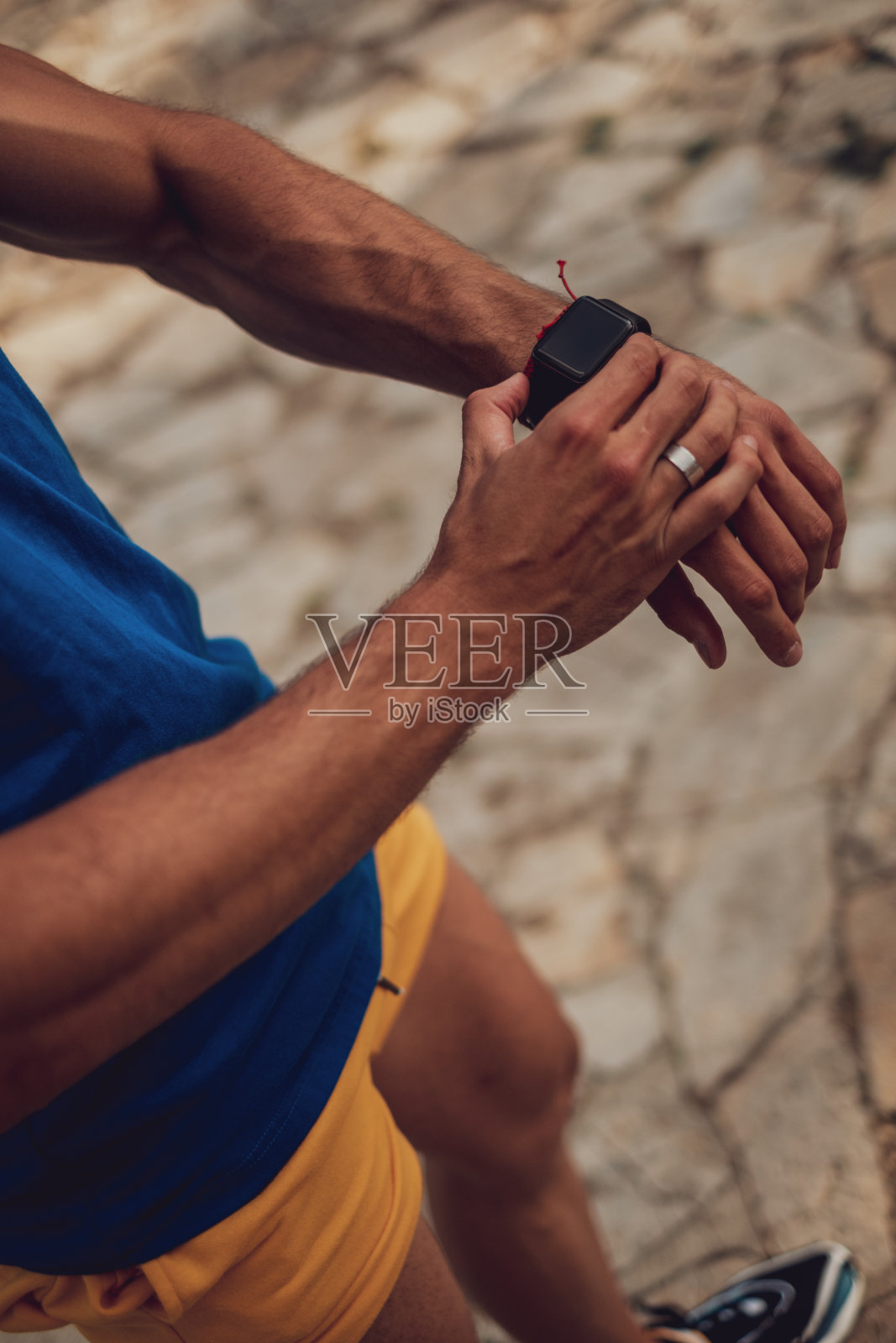 户外手持智能手表的男人照片摄影图片