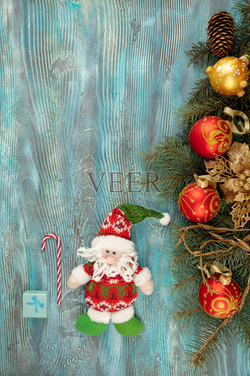 圣诞节装饰在蓝色木制背景。在木装饰。照片摄影图片