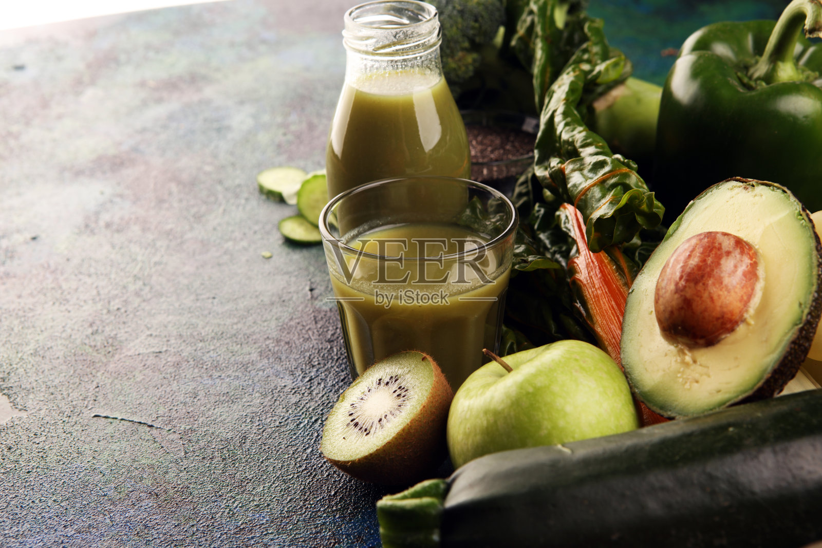 健康的绿色奶昔和配料-排毒和健康的饮食照片摄影图片