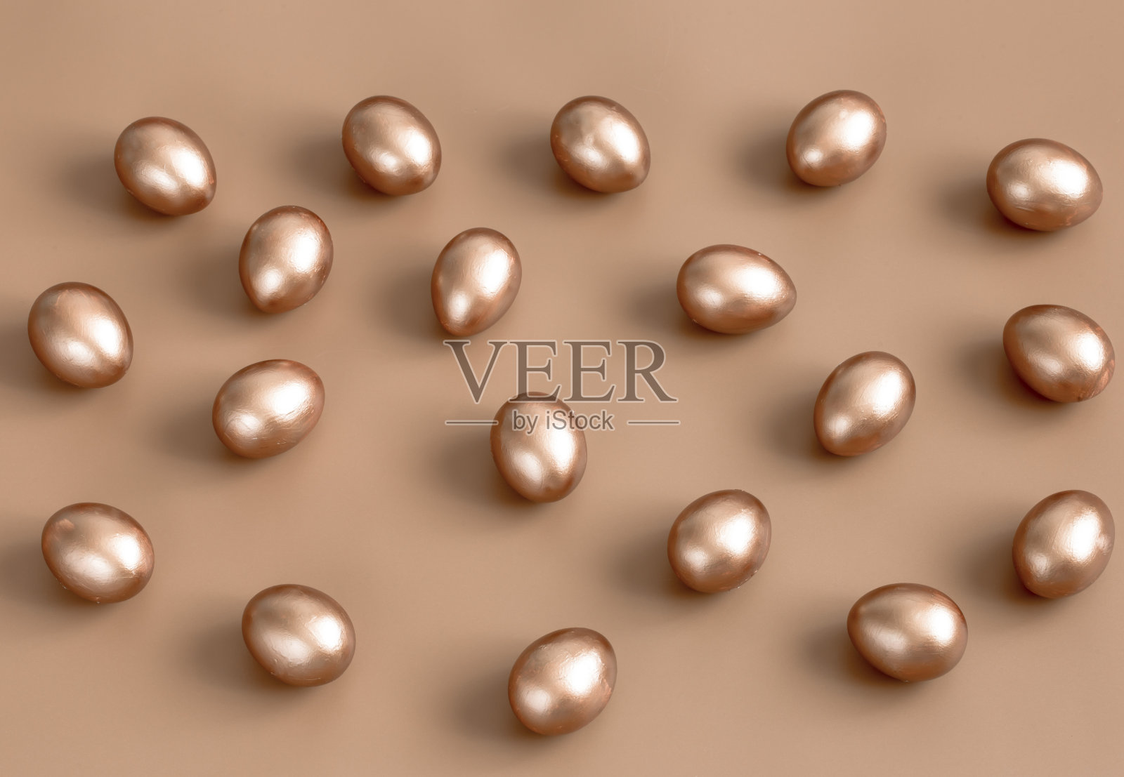 背景与复活节彩蛋的金色。照片摄影图片