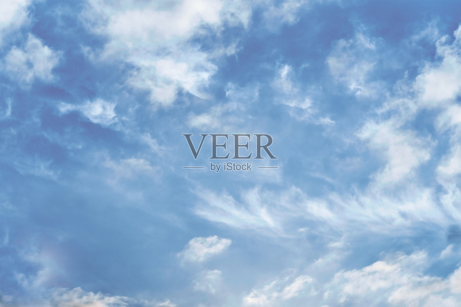 蓝天和白云抽象模糊背景。照片摄影图片