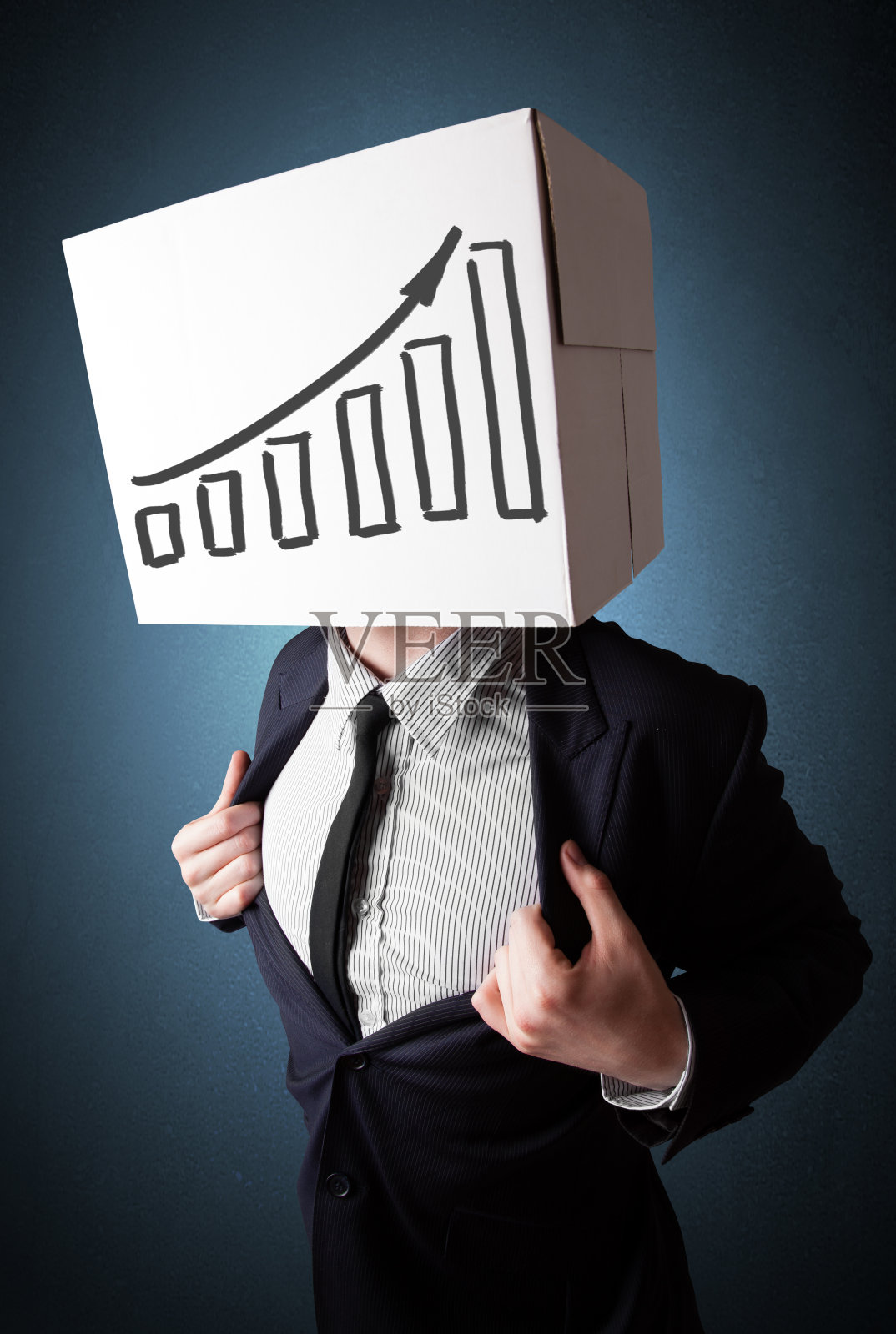 商人头上顶着一个纸板盒,用图表示意照片摄影图片