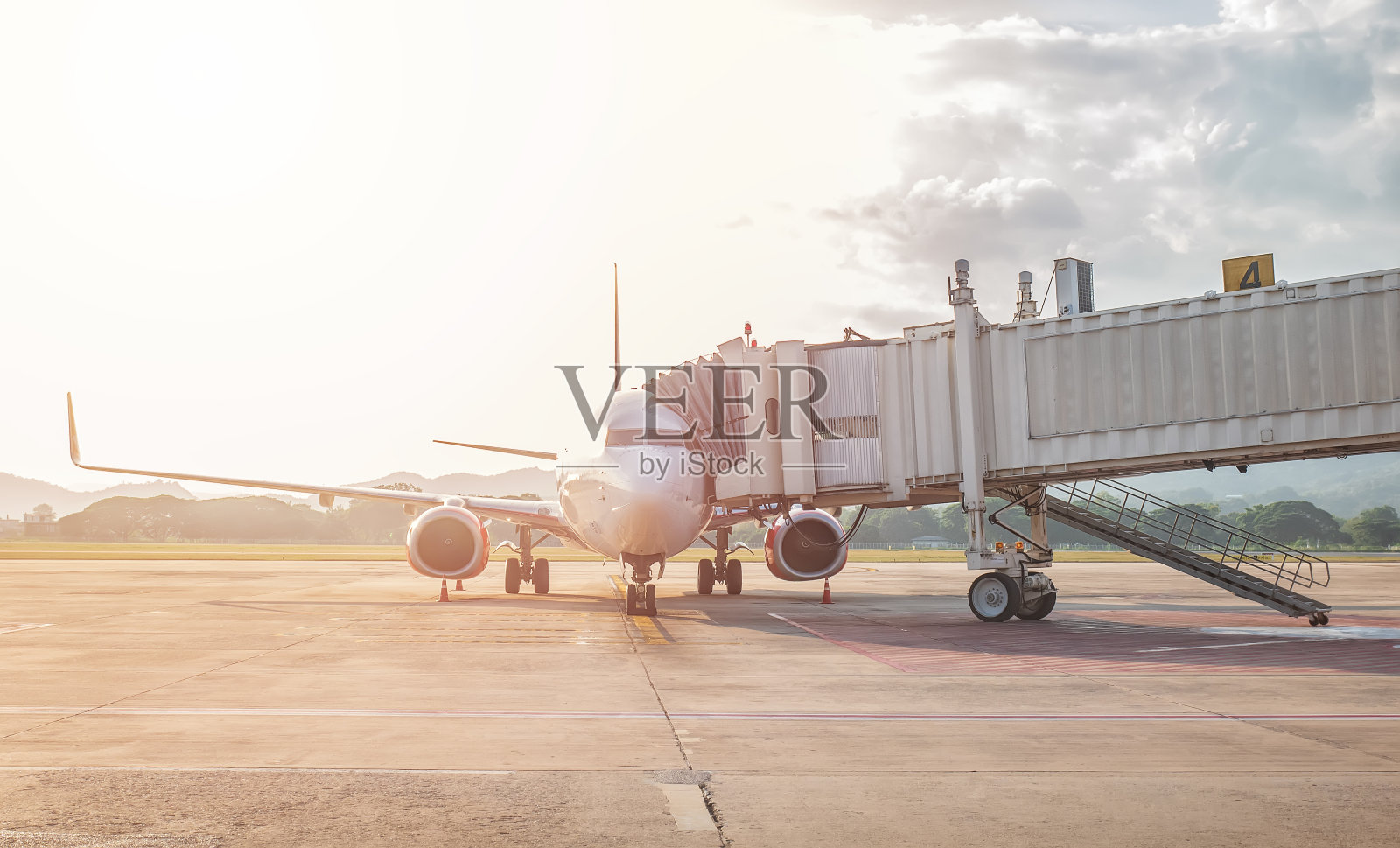 喷气式桥或飞机桥将飞机舱门与机场候机楼连接起来,为旅客下飞机提供避难所至机场登机口照片摄影图片