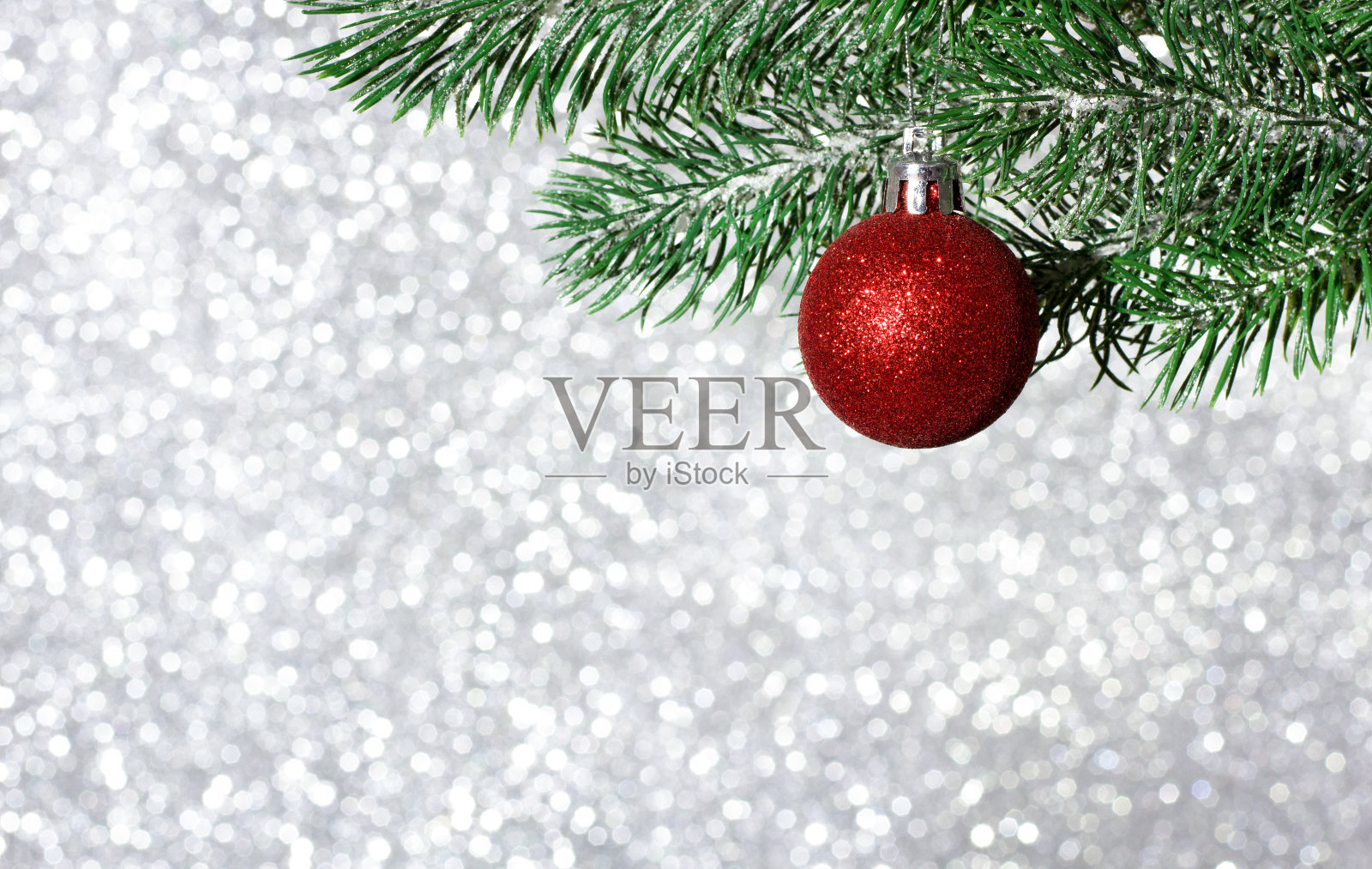 圣诞树上的圣诞球模糊闪亮的背景。特克斯的空间照片摄影图片