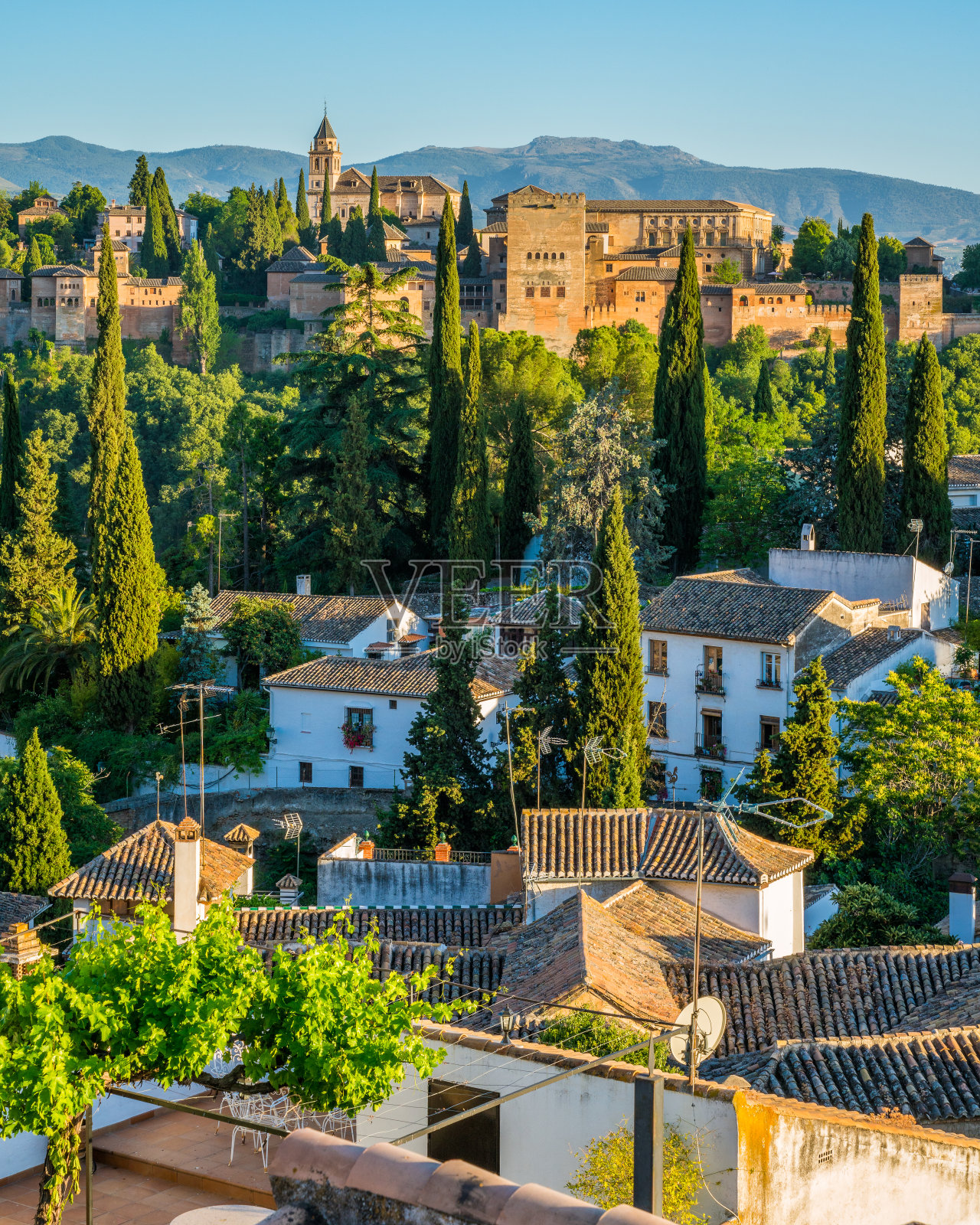 格拉纳达阿尔罕布拉宫和阿尔拜辛地区的全景。安达卢西亚,西班牙。照片摄影图片