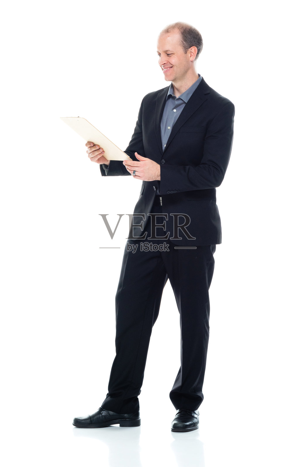 全身/正面视图30-39岁中年人/中年人商人/商务人士/经理,穿着商务装/西装站在办公室,工作过度照片摄影图片