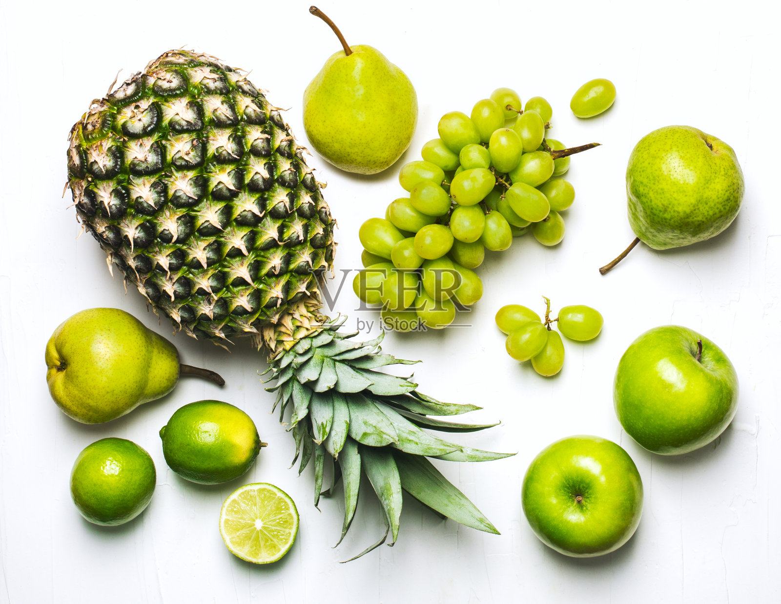 白色背景上的绿色水果。新鲜的有机农产品。健康食品。俯视图照片摄影图片