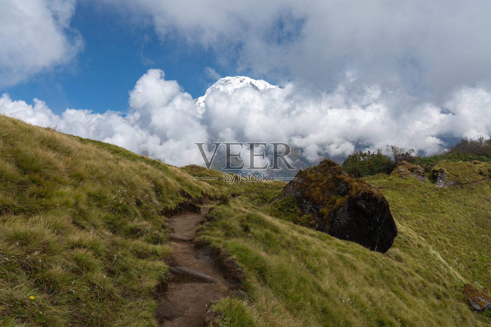 尼泊尔,安纳普尔纳峰。四旬斋雪山徒步。照片摄影图片