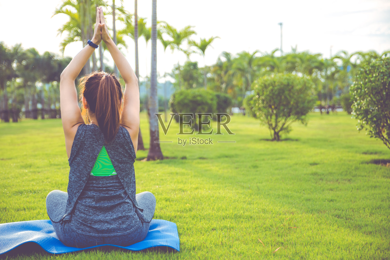 在户外做瑜伽的女人。女人锻炼至关重要和冥想的健身生活方式俱乐部在户外的自然背景。健康和瑜伽概念。照片摄影图片