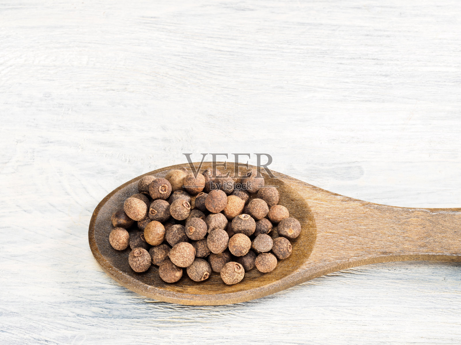 木勺多香果,白色背景。印度烹饪,阿育吠陀,自然疗法,现代医药概念照片摄影图片