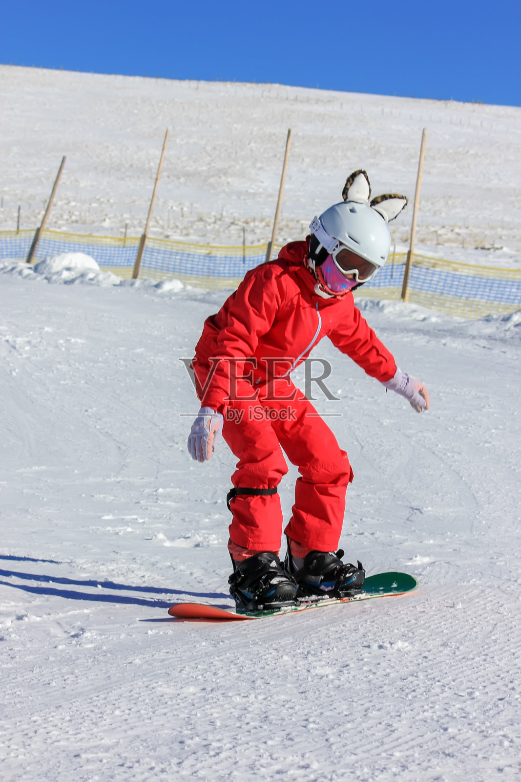 在山坡上滑雪的女孩照片摄影图片