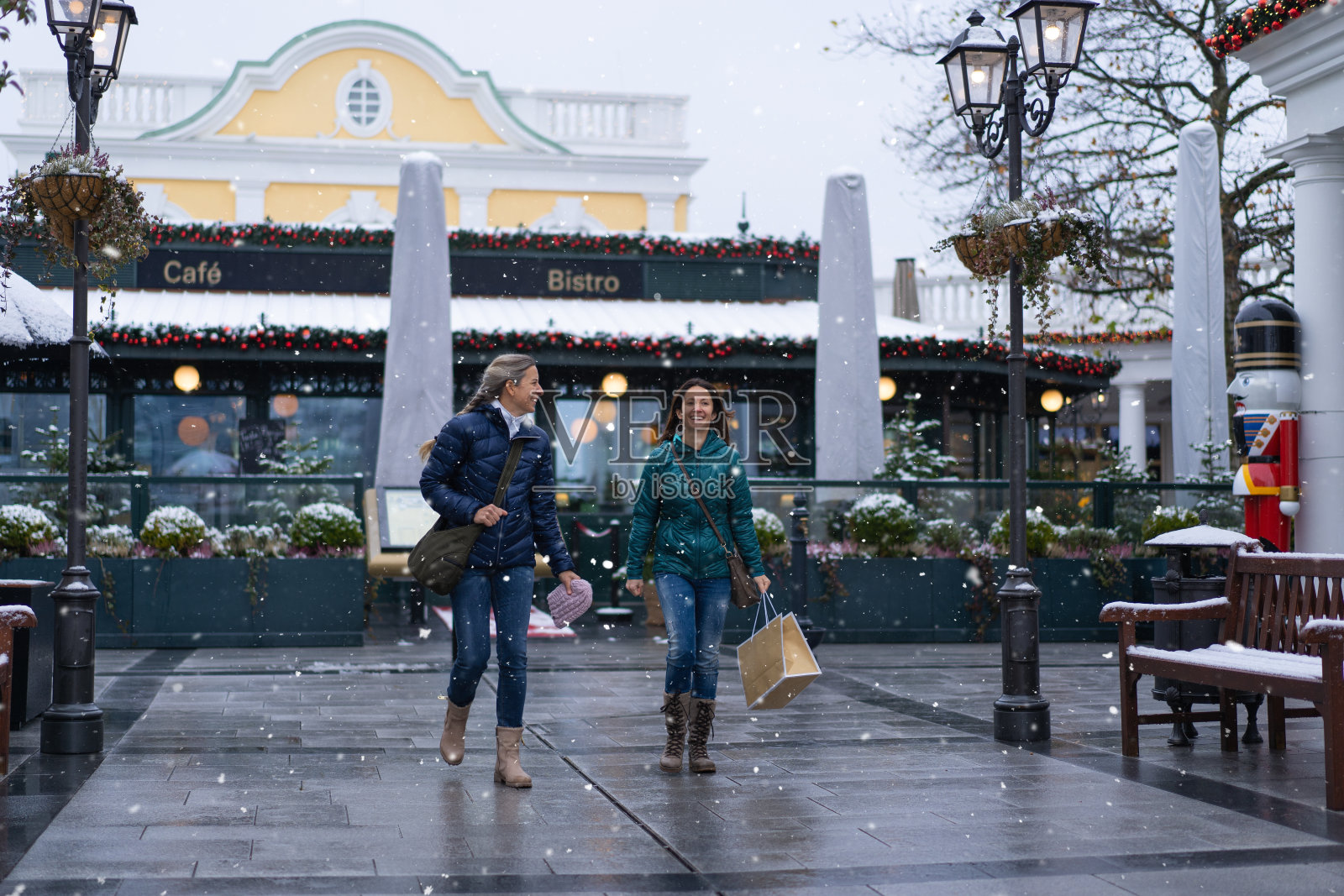 女性为圣诞节购物照片摄影图片