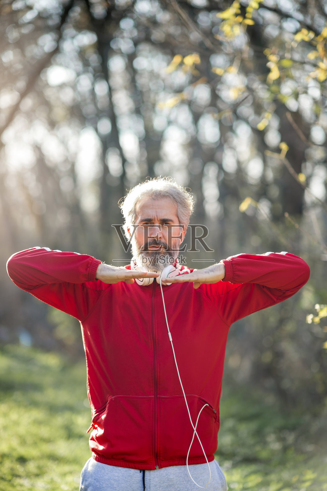 资深跑步者在户外伸展照片摄影图片
