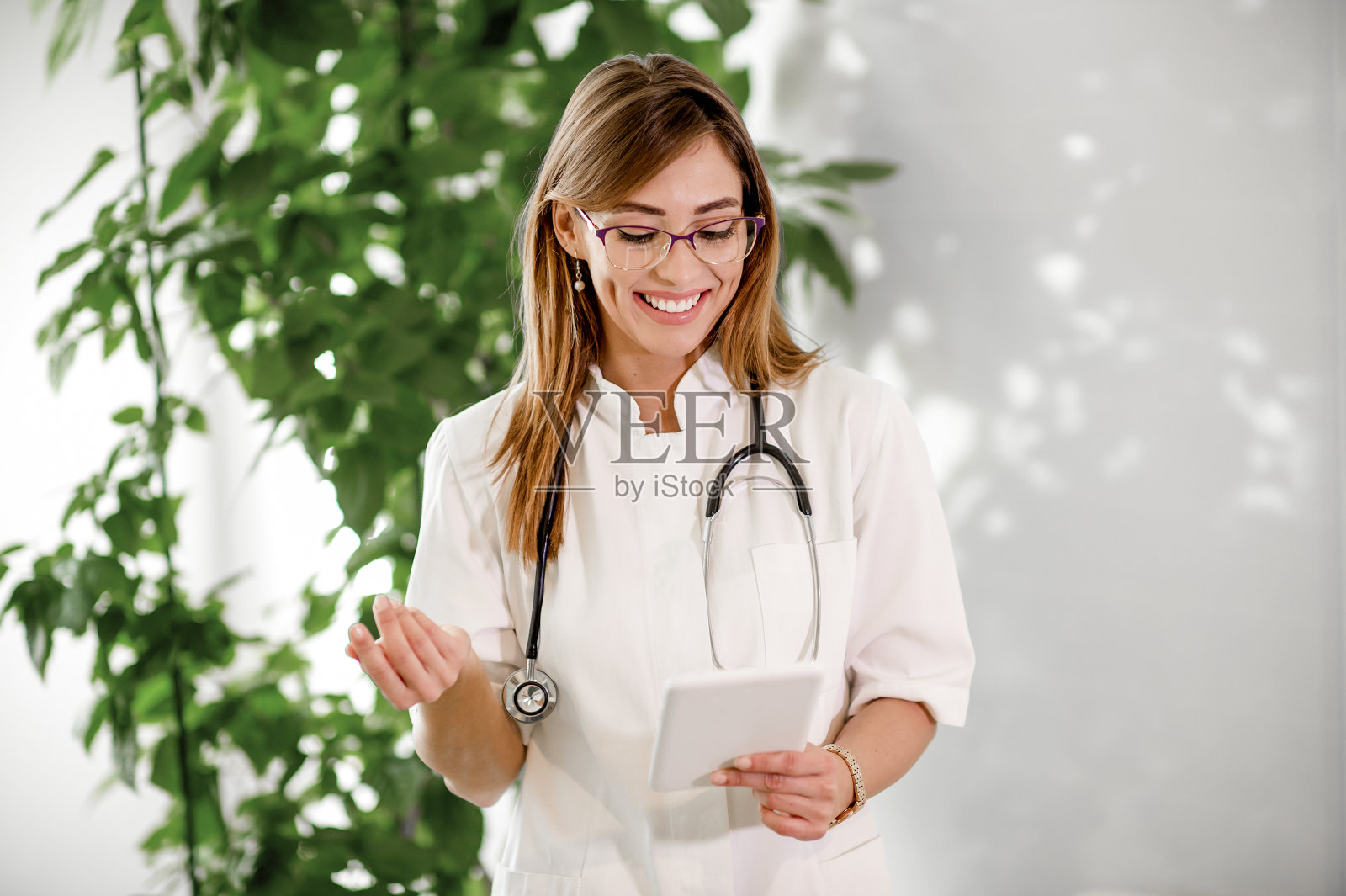 迷人的年轻女医生使用药片照片摄影图片