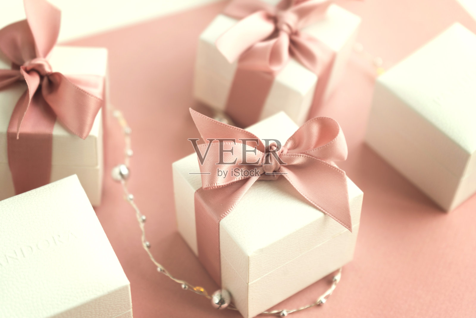 礼品盒与魅力手镯。照片摄影图片