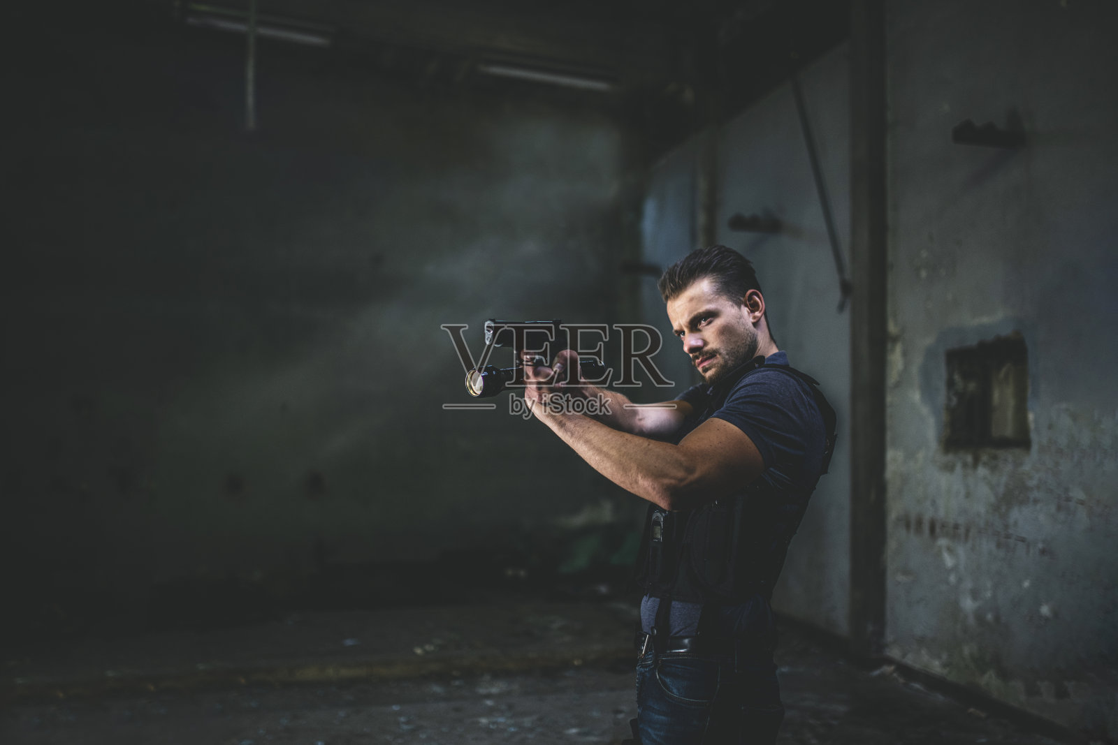 警察将手枪和手电筒指向黑暗照片摄影图片