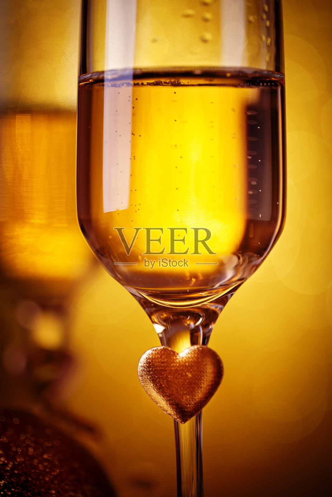 香槟酒杯放在美丽的散景背景上。新年快乐。圣诞和新年的背景,冬季的季节。照片摄影图片