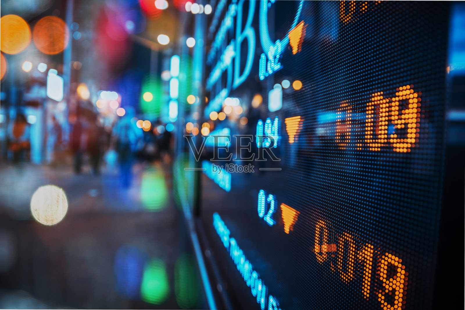 金融股市数据与城市灯光倒影照片摄影图片