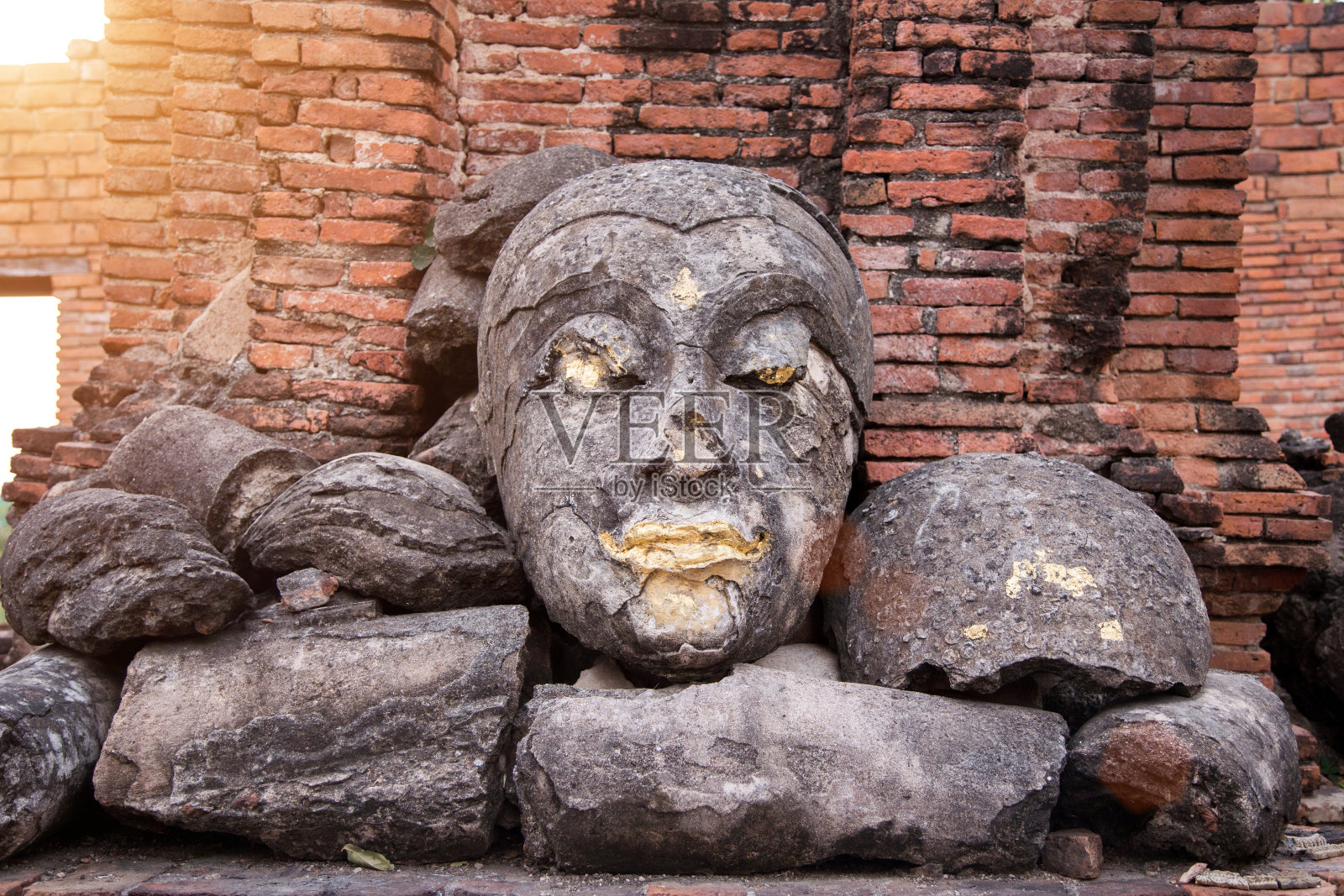 历史古堡中的大佛雕塑照片摄影图片