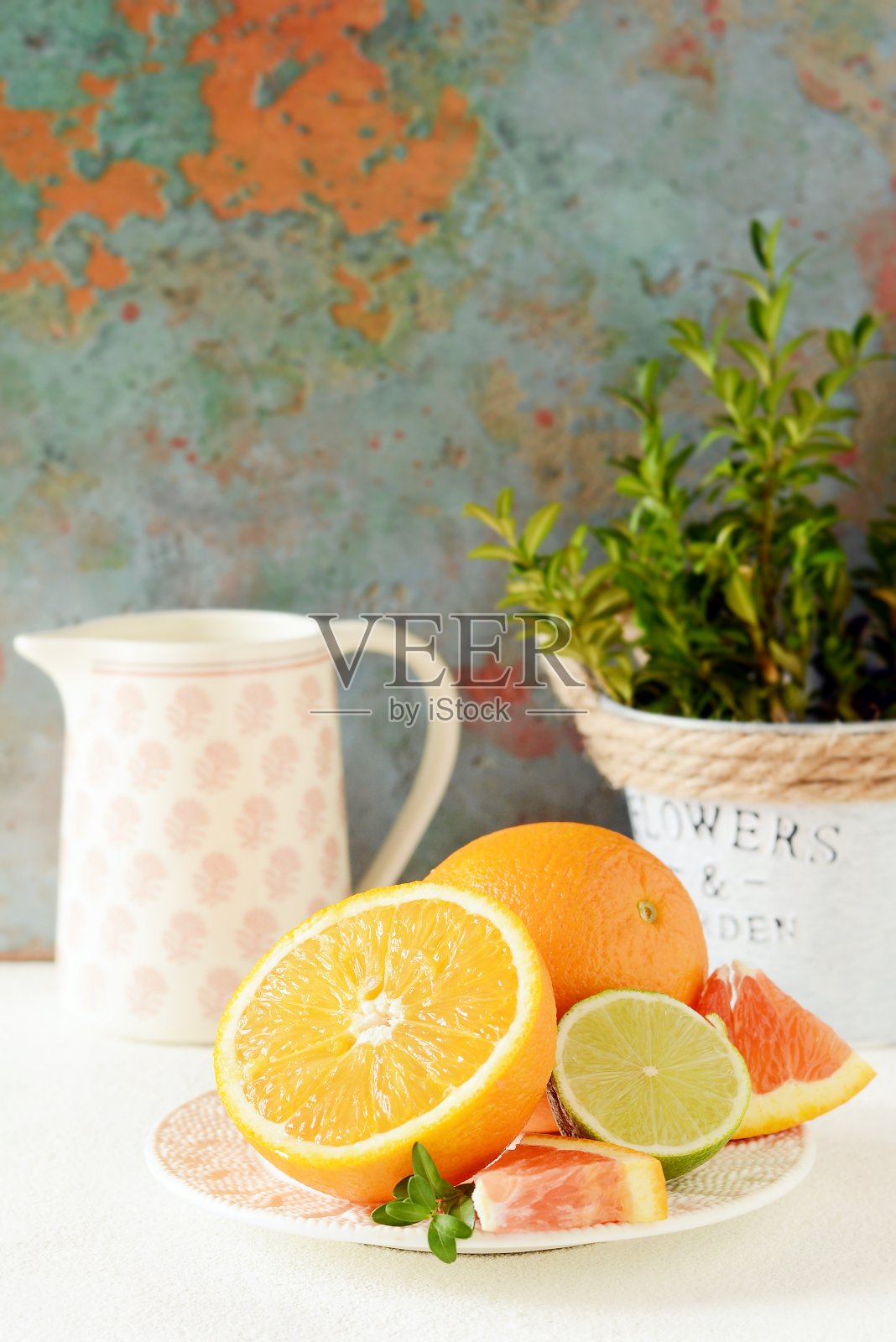 美味的周日健康早餐和水果。鲜果橙苹果猕猴桃limе, copyspace照片摄影图片