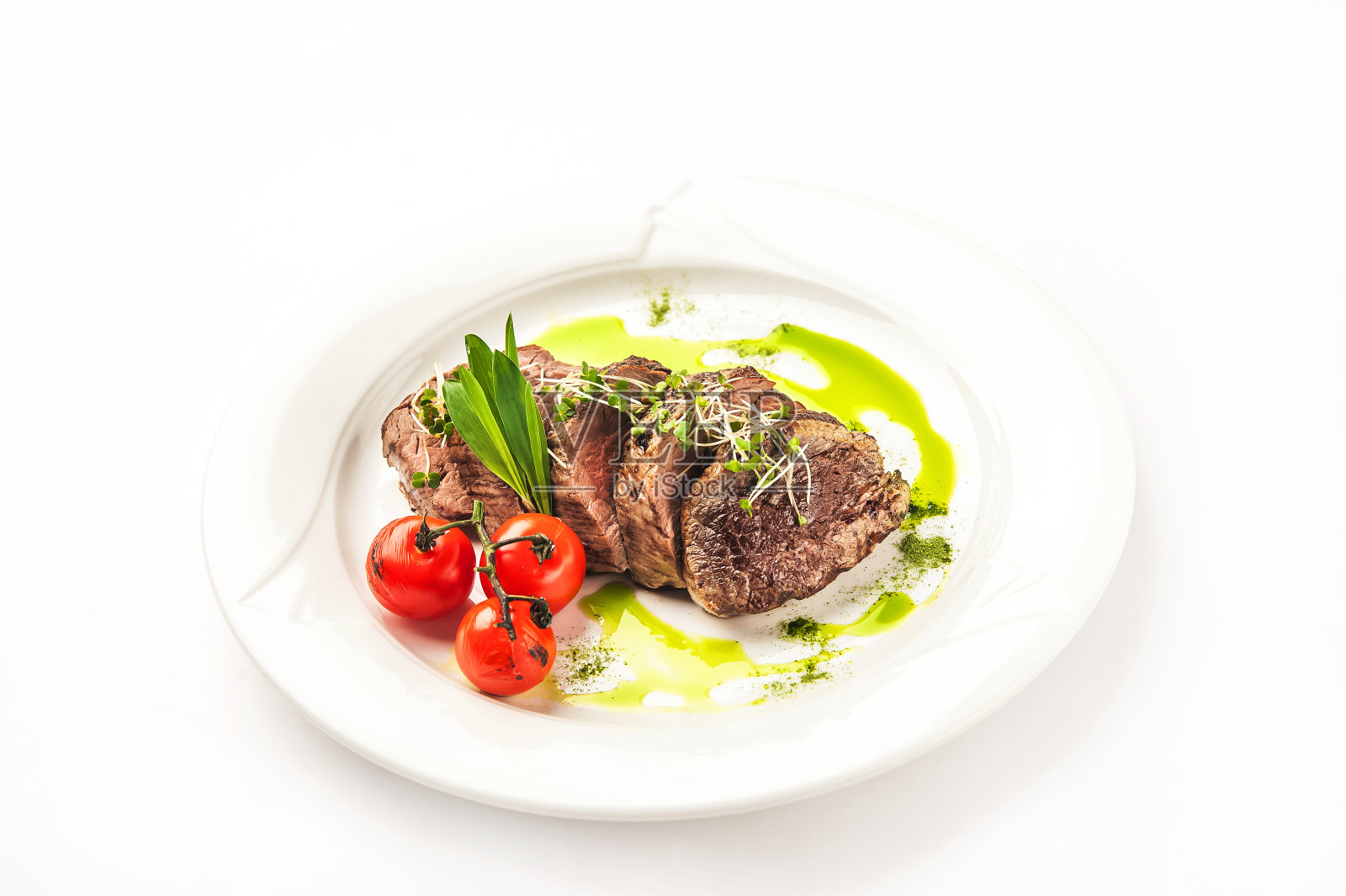 沙多勃朗在餐厅的特写。牛柳牛排和番茄放在白色盘子和拷贝空间。照片摄影图片