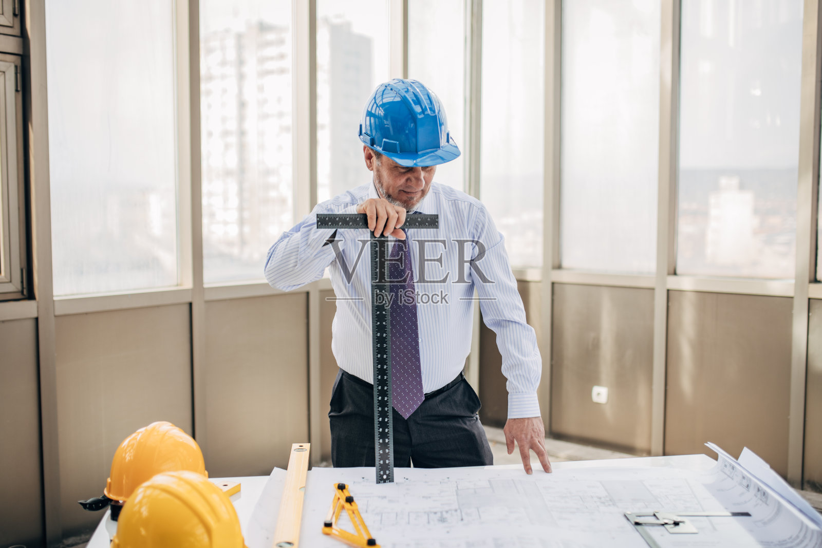 建筑师在建筑工地工作照片摄影图片