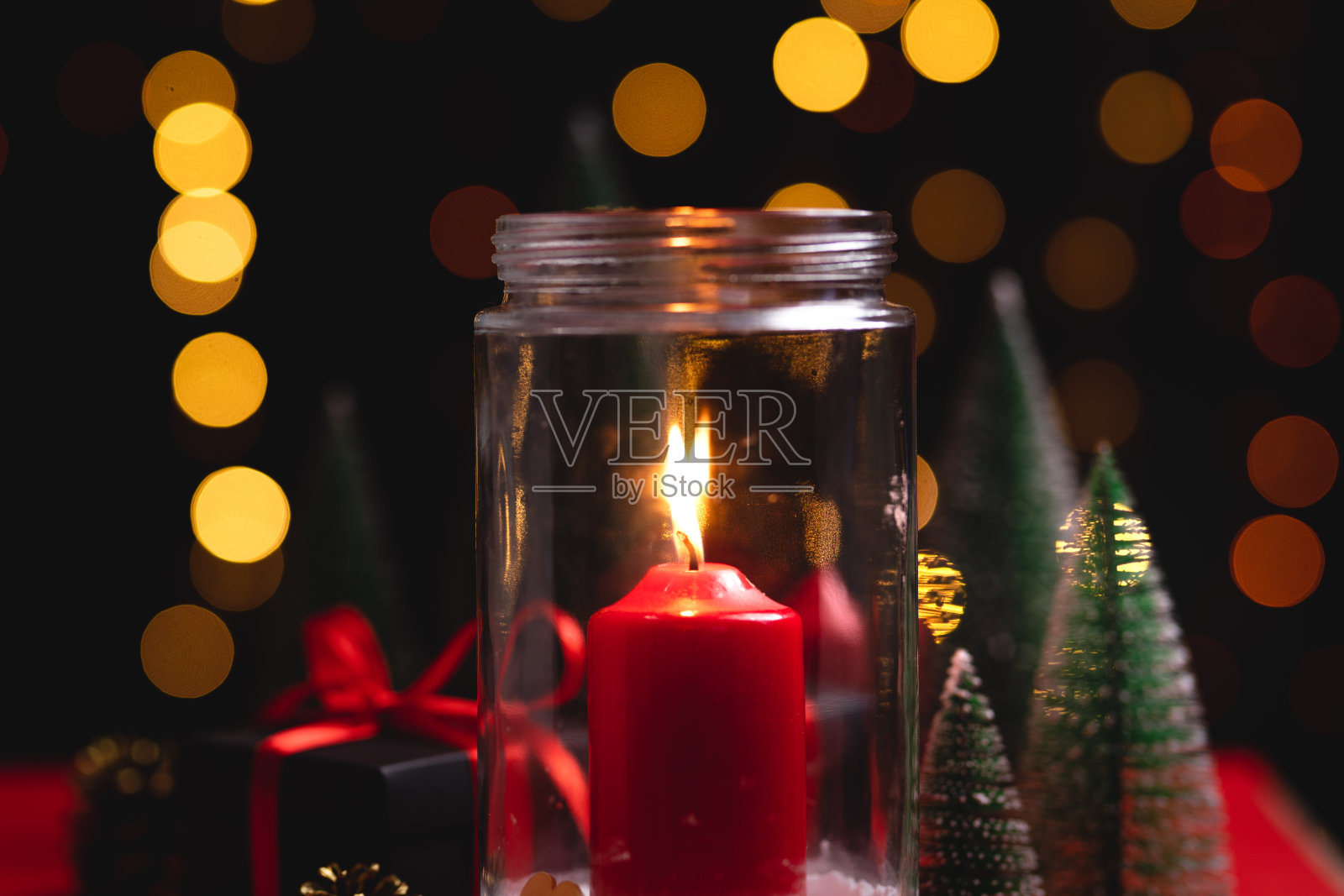 红色圣诞装饰2020 -圣诞装饰-松果和树枝照片摄影图片