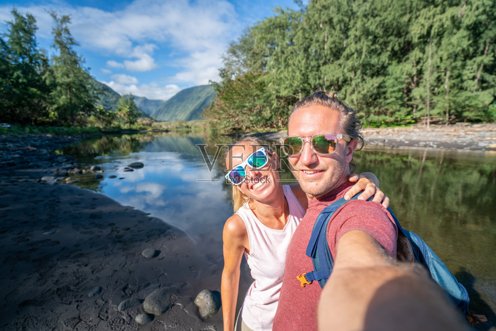 一对徒步情侣在夏威夷的Waipio山谷自拍照片摄影图片