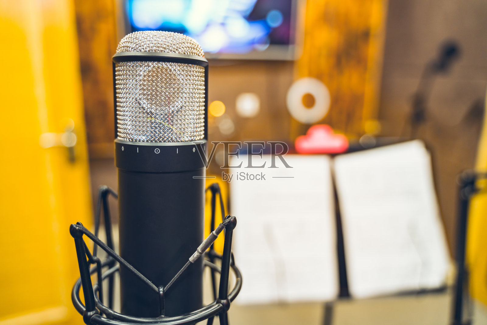 录音棚里的麦克风照片摄影图片