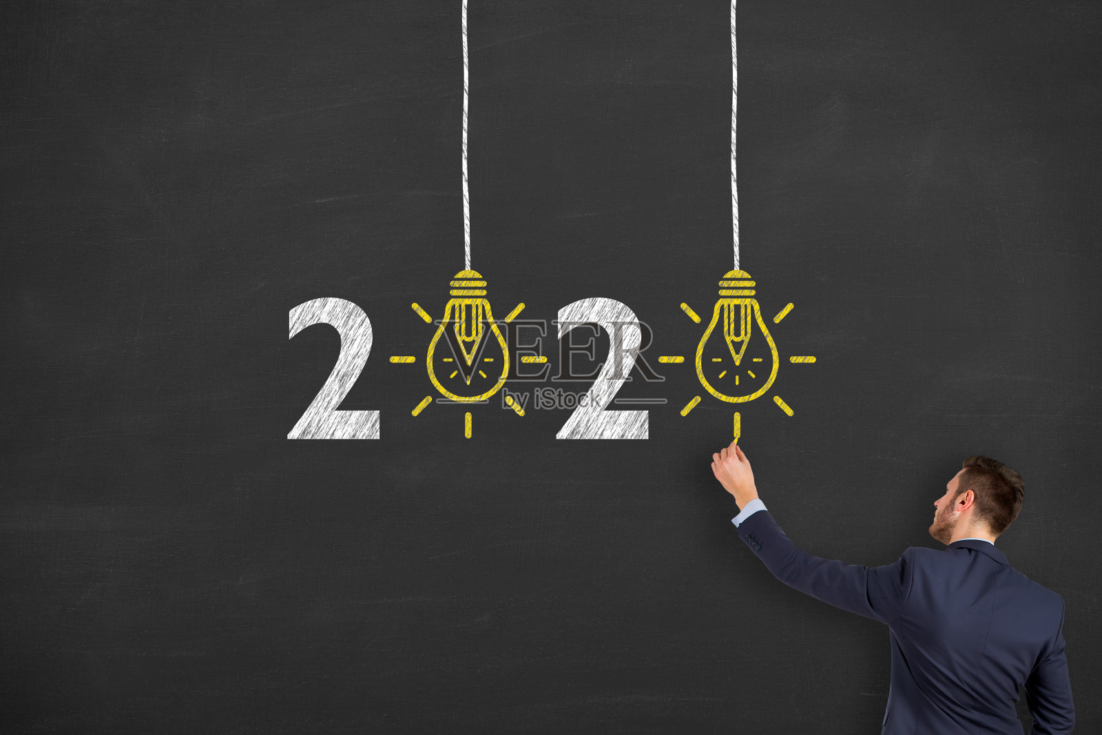 商业人士在黑板背景上绘制2020年的想法概念照片摄影图片