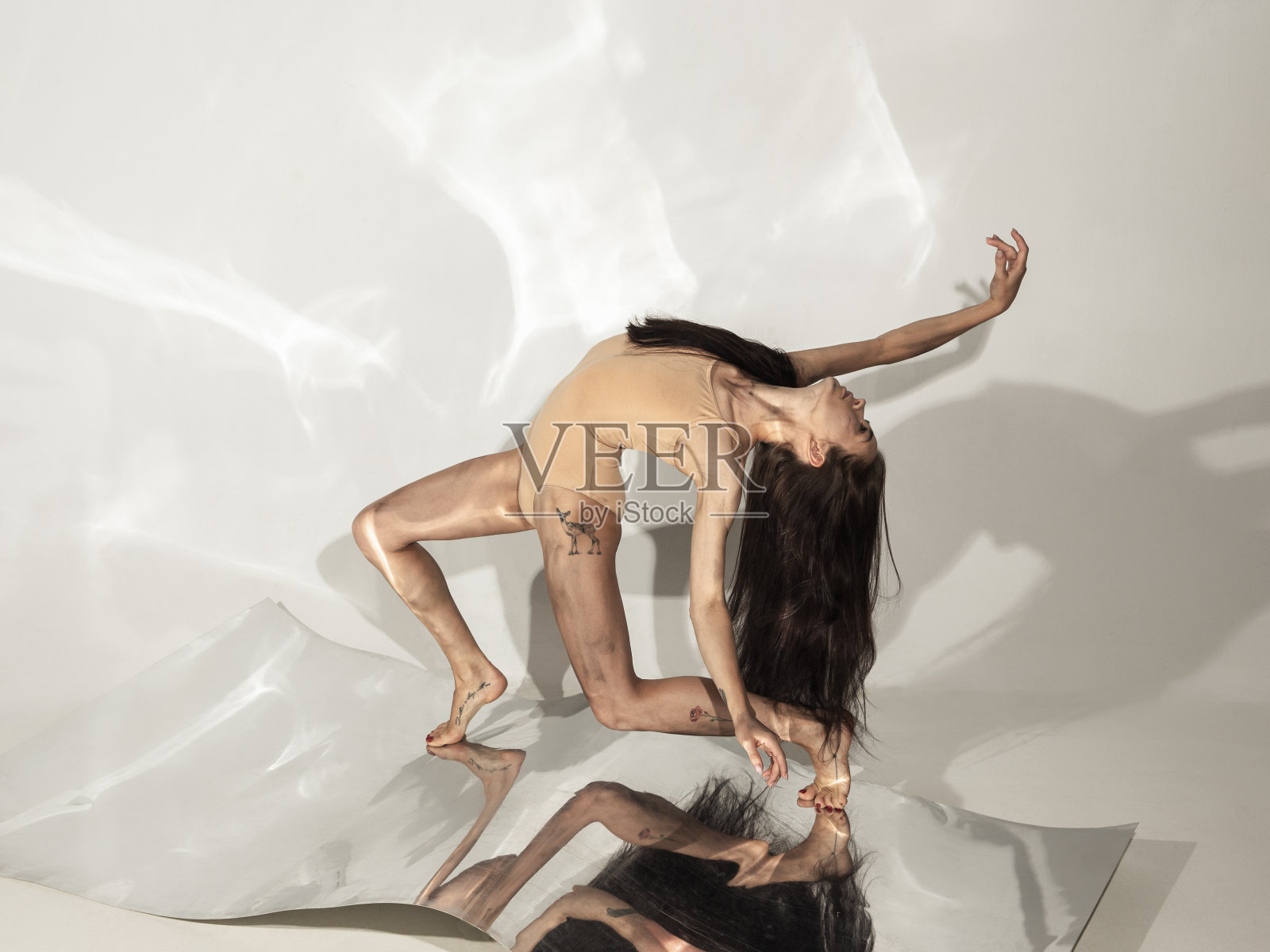 年轻时尚的现代芭蕾舞者在白色背景与镜子照片摄影图片