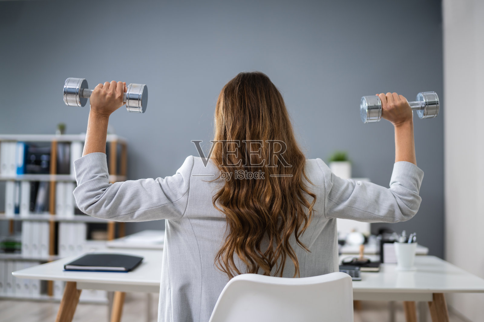 女商人在办公室锻炼身体照片摄影图片